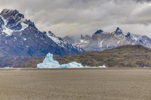 foto de um iceberg no lago grey na patagônia