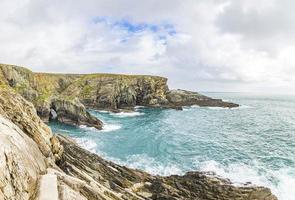 linha áspera do penhasco no farol de mizen head no sul da irlanda ocidental durante o dia foto