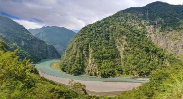 imagem panorâmica sobre paisagem áspera típica da área montanhosa taiwanesa no verão foto