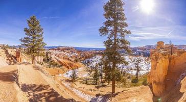 foto de bryce canyon em utah no inverno durante o dia