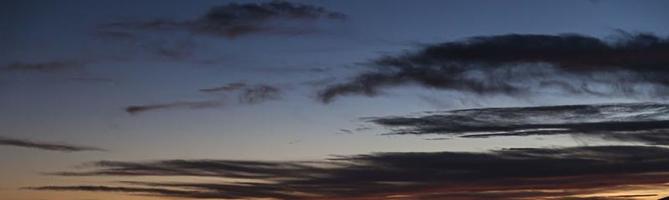 céu colorido dramático com arrebol e nuvens iluminadas foto