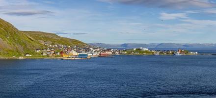 imagem panorâmica da aldeia norueguesa isolada de honningsvag perto de cabo norte no verão foto