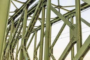 close-up da estrutura de aço da ponte sul perto da cidade de mainz foto