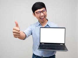 jovem empresário asiático, emoção feliz, segure a tela branca do laptop, mostre o polegar para o sucesso isolado foto