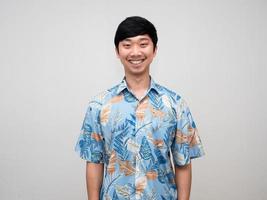 homem asiático bonito positivo camisa de praia sorriso feliz retrato isolado foto