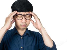 close-up rosto de homem asiático usa óculos sente dor de cabeça de enxaqueca foto