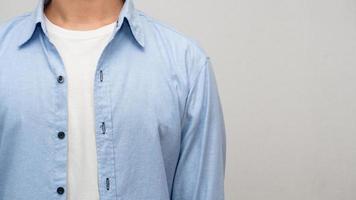 close-up homem camisa azul tiro de estúdio no espaço da cópia do peito foto