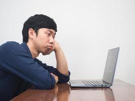 homem empregado do sexo masculino se sente tentado e entediado em trabalhar na mesa do local de trabalho foto