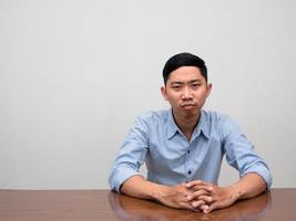 empregado homem asiático sente solidão à mesa foto
