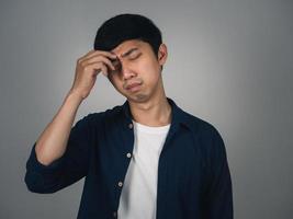 homem asiático se sente deprimido e chorando sobre a vida infeliz isolada foto