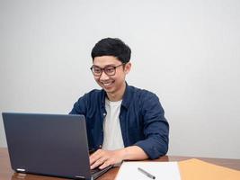 jovem empresário usando laptop para trabalhar na mesa do local de trabalho foto