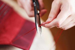 um artesão de couro trabalha com couro. costura artigos de couro. fazer coisas feitas à mão. foto