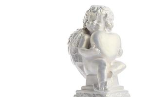 estátua de querubim isolada no fundo branco. anjo segura o coração. amar foto