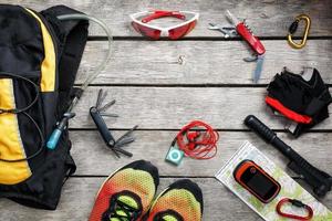 conjunto de acessórios para andar de bicicleta em fundo de madeira foto