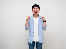 alegre empresário asiático felicidade em pé punho para cima para isolado de sucesso foto