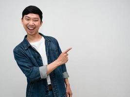 homem positivo jeans camisa feliz sorriso gesto ponto dedo cópia espaço isolado foto