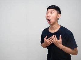 homem asiático camisa preta se sente chocado isolado foto