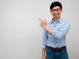 gerente de retrato homem camisa azul sorrindo mostrar mão apontar dedo isolado foto