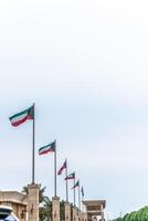 bandeira do kuwait acenando no céu foto