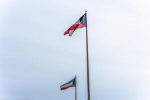 bandeira do kuwait acenando no céu foto