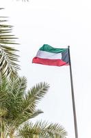 bandeira do kuwait acenando no céu foto