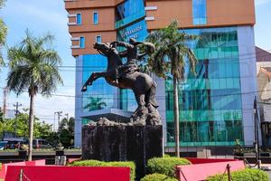 semarang, dezembro de 2022. estátua de cavalo do príncipe diponegoro undip semarang foto