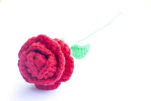 rosas de crochê feitas com fios para presentear quem amamos, dia dos namorados. isolado no fundo branco. foto