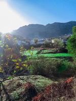 uma pequena aldeia entre a natureza foto