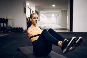 atleta feminina sem braços exercitando flexões enquanto treinava esportes em uma academia. foto