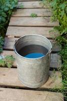 balde de ferro com água no país no verão, vista superior foto