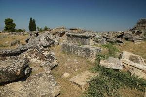 túmulos na cidade antiga de hierapolis, pamukkale, denizli, turkiye foto