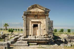 túmulo na cidade antiga de hierapolis, pamukkale, denizli, turkiye foto