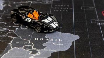 minahasa, indonésia dezembro de 2022, carro de brinquedo é preto sobre o mapa foto