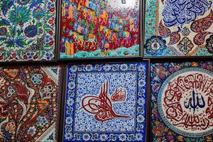 azulejos turcos artesanais de estilo otomano com padrões florais