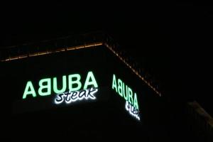 bekasi, indonésia em julho de 2022. logotipo do bife abuba brilhando intensamente à noite contra o céu noturno escuro. foto