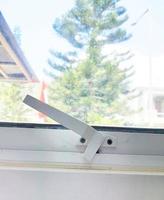 foto de uma maçaneta de janela de alumínio que tem a função de abrir e fechar a janela