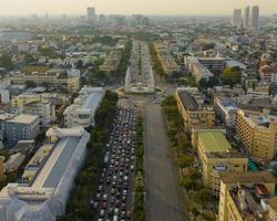 uma vista aérea do monumento da democracia na avenida ratchadamnoen, a atração turística mais famosa de bangkok, tailândia foto