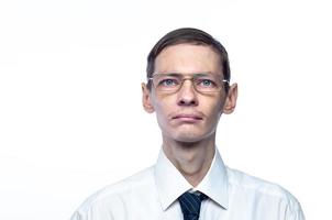 homem de negócios em gravata e óculos, em um fundo branco e isolado foto