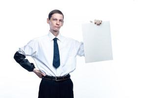 homem de negócios com um pedaço de papel nas mãos em um fundo branco e isolado foto