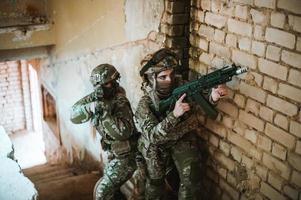 retrato militar de meninas nas mãos que seguram um rifle foto