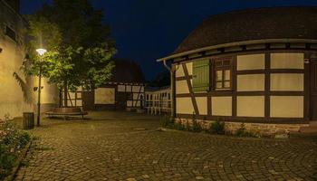 vista do pátio do museu histórico da cidade de walldorf em hesse com cerca de casas em enxaimel durante o pôr do sol foto