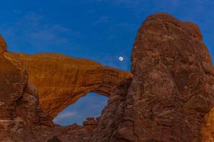 imagem panorâmica de impressionantes formações de arenito no parque nacional de arcos à noite no inverno foto