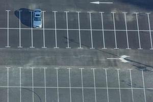 vista aérea do estacionamento vazio com um carro solitário durante o dia foto