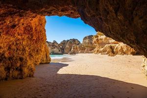 cavernas naturais nas impressionantes falésias da costa algarvia em portugal no verão foto