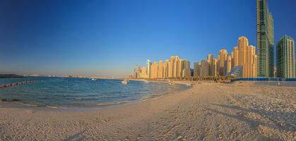 vista no distrito de marina de dubai da praia aberta foto