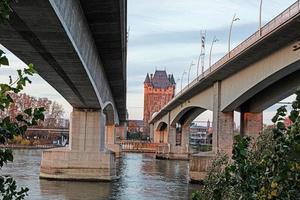 vista da torre nibelungen e ponte nibelungen em vermes sem tráfego e pessoas foto