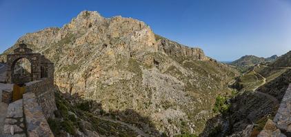 vista panorâmica sobre a passagem de montanha kourtaliotiko na ilha grega de creta no verão foto