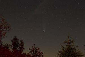 foto do cometa neowise tirada do cume de feldberg na alemanha em 23 de julho de 2020