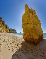vista panorâmica na costa algarvia rochosa em portugal no verão foto