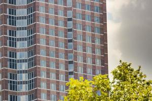 vista em fachadas de edifícios arranha-céus foto